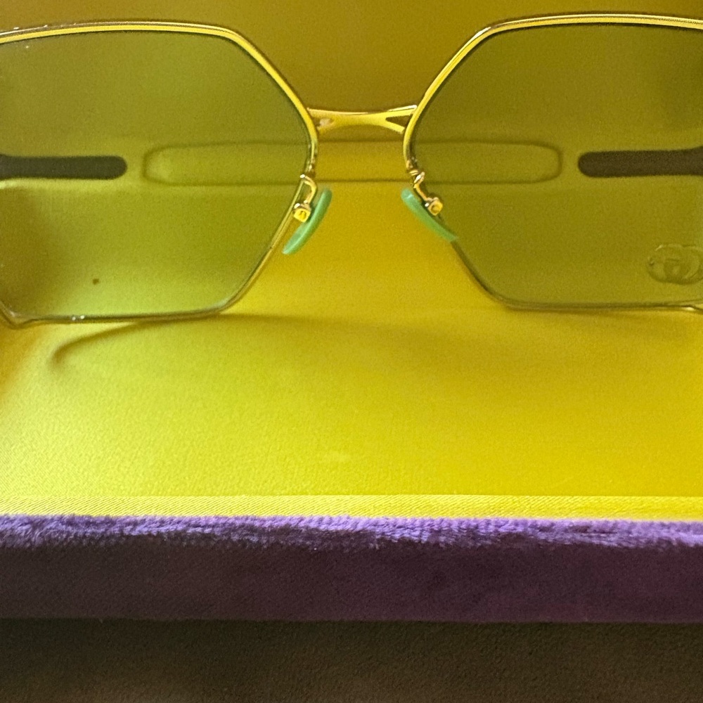 Authentic GUCCI gold frame sunglasses - Picture 4 of 10